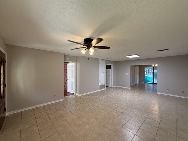 Building Photo - Well maintained 3 bedroom 2 bath home avai...