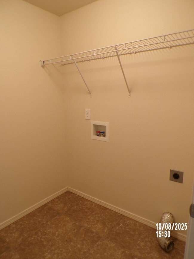 Building Photo - Spacious 3 bed 2 bath private cul-de-sac