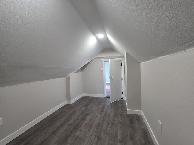 Building Photo - 1060-KE1060 15th St NE