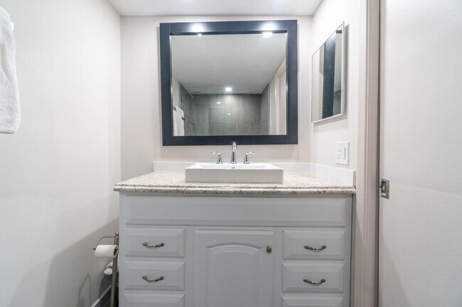 Building Photo - 3200 N Palm Aire Dr