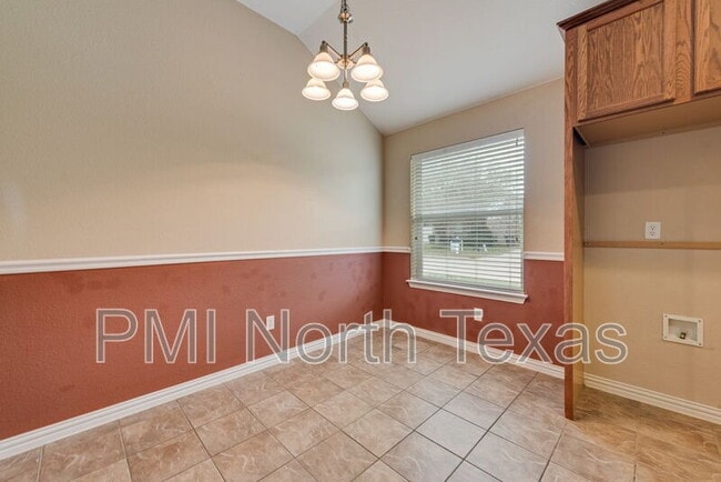 Building Photo - 1732 Bluebird Dr