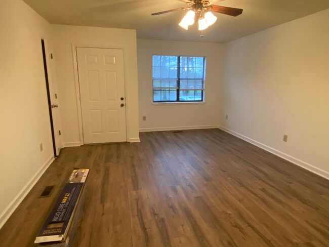 Building Photo - 2 Bedroom 1 Bath duplex, new flooring, new...