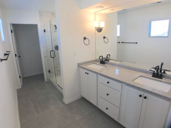 Building Photo - Gorgeous, Newer 3 bedroom in Los Lunas! Op...