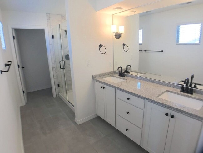 Building Photo - Gorgeous, Newer 3 bedroom in Los Lunas! Open Layout!