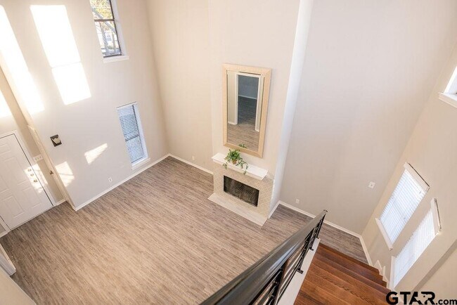 Building Photo - 5911 Hollytree Dr