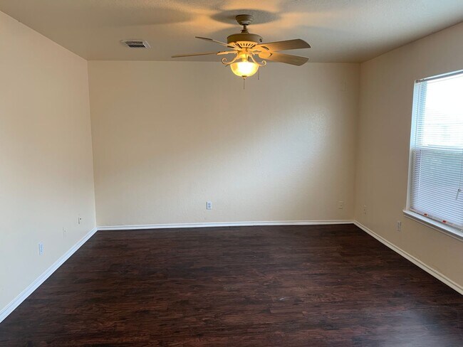 Building Photo - MUST SEE!! 4 Bed | 2.5 Bath | Loft | 2-Car Garage | Covered Patio!