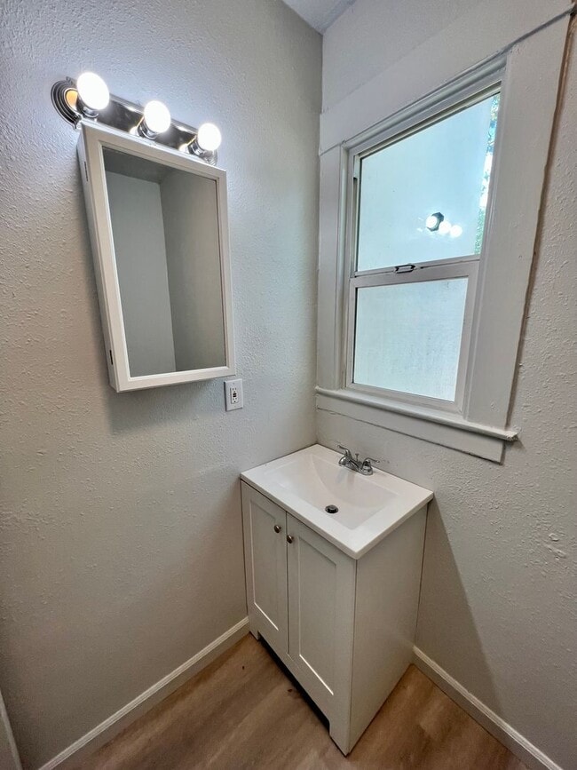 Building Photo - Charming 2 Bedroom, 1 Bathroom Home - Refreshed Interior