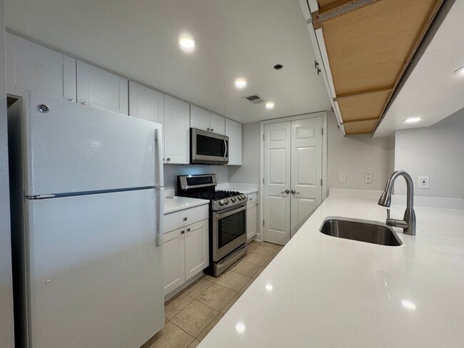 Building Photo - Bright And Spacious 2 Bed 2 Bath Condo In ...