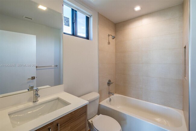 Building Photo - 1376 SW 4th St