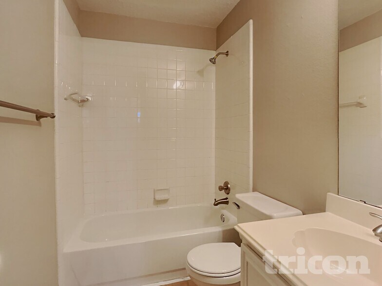 Building Photo - 513 Valley View Dr