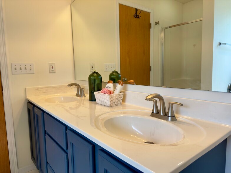 Building Photo - 9264 Peony Ln N