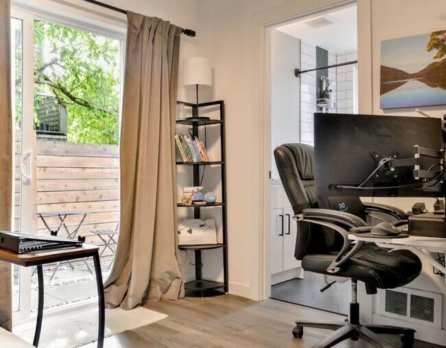Building Photo - Modern 3 bed/ 2.5 bath townhome in Ballard!