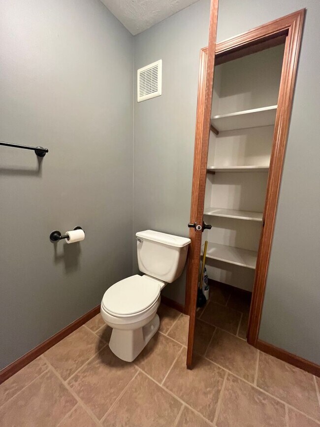Building Photo - Ground Floor 2 Bed Condo with Attached Garage!