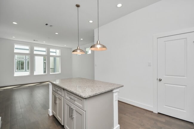 Building Photo - 420 Janisch Rd