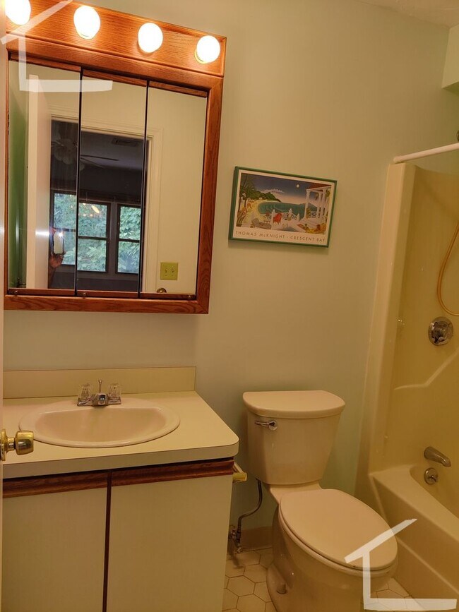 Building Photo - Great Condo-Style 2.5 bedroom Available Feb 1, 2026