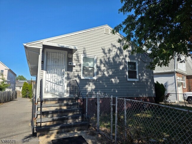 Primary Photo - 807 Canton St