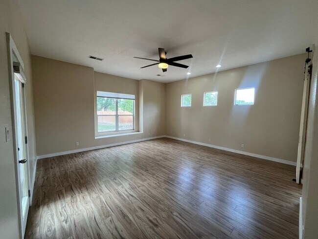 Building Photo - Gorgeous and Quiet 4 Bedroom 2.5 Bathroom ...