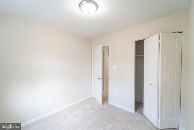 Building Photo - 2055 Pilgrim Dr