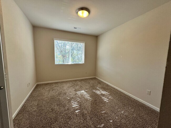 Building Photo - 2687 NW Beehollow Ln