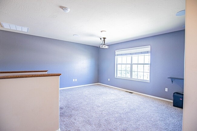 Building Photo - 4 Bedroom 3 bath Beautiful Home