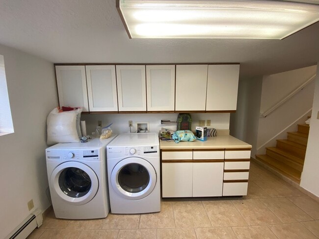 Building Photo - Large 4-Bedroom