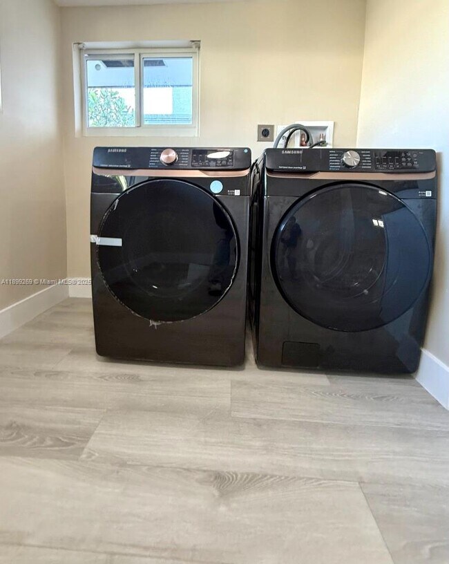 Building Photo - 716 NE 7th St