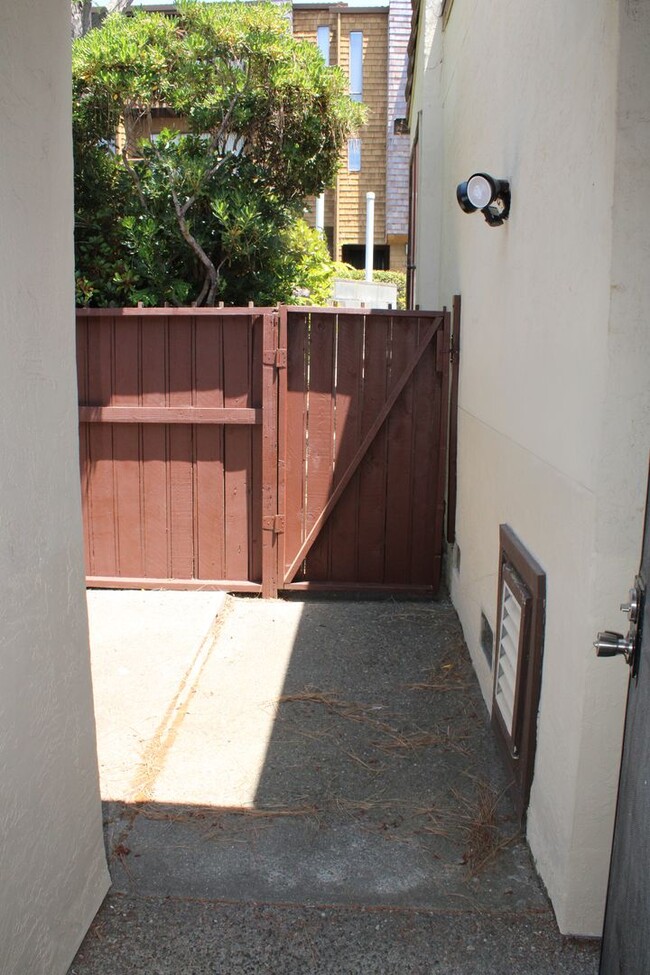 Building Photo - Bright 2 Bedroom, 2 Bathroom Condo, W/ Gar...