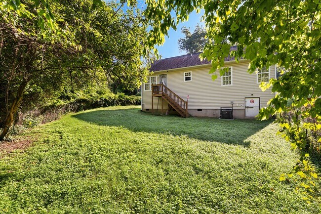 Building Photo - Great 4 bedroom home in South Durham right off S. Roxboro:  Available August 10th