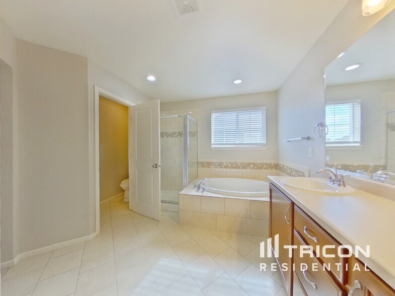 Building Photo - 6354 N Genoa Way