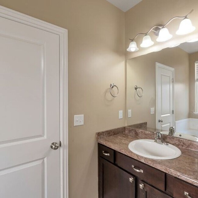 Building Photo - 1848 Woodview Dr W