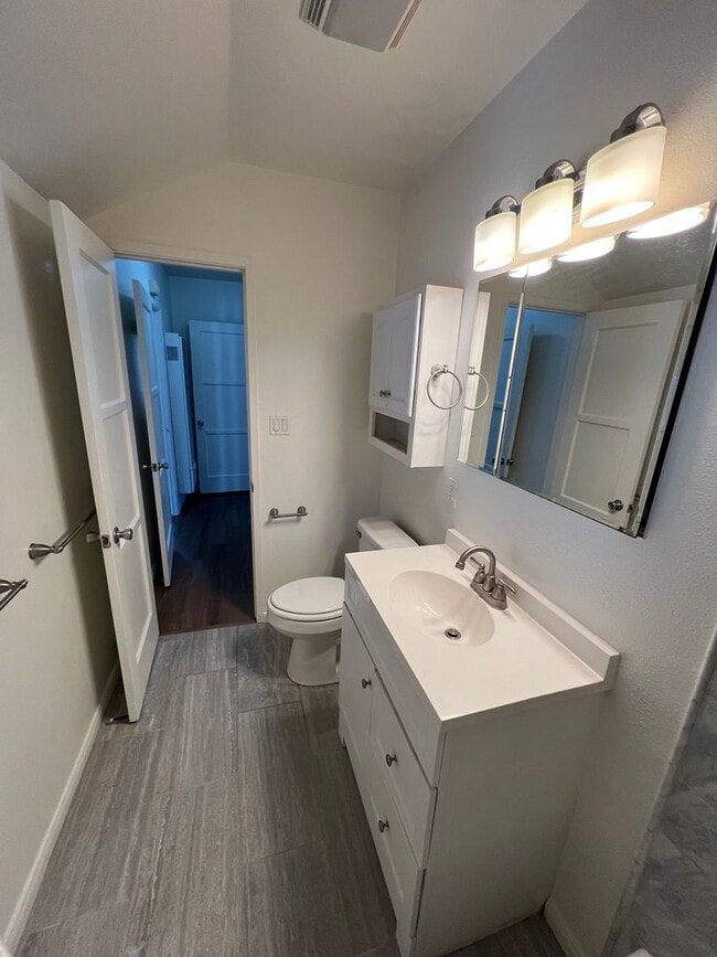 Building Photo - Mid Town Adorable Home!