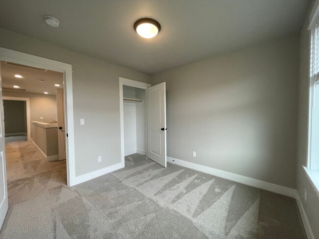 Building Photo - Modern Southwest Gresham Home - 4Bd 2.5Ba ...