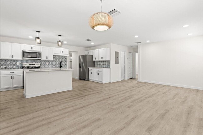 Building Photo - 328 SW 11th Ave