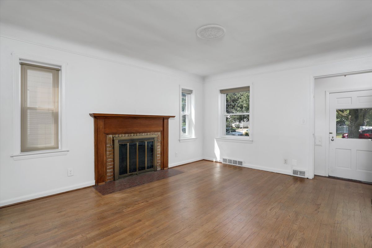 Building Photo - 1600 N Altadena Ave