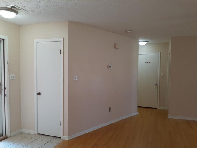 Building Photo - 634 S Jeff Davis Dr