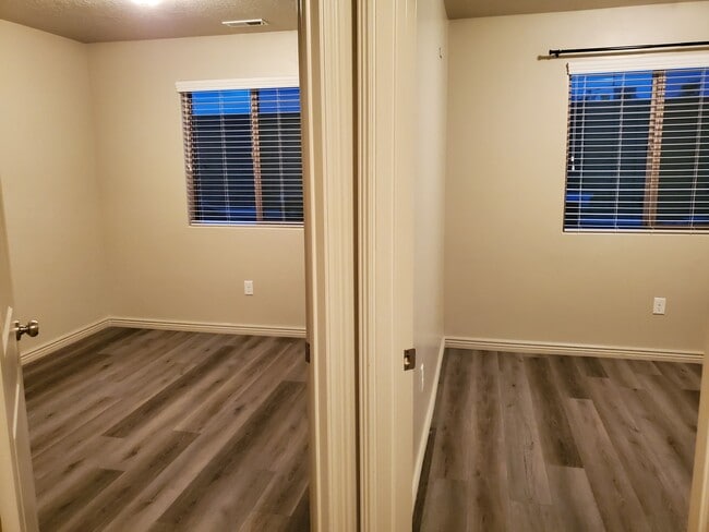 Building Photo - 1000 Bluff View Dr