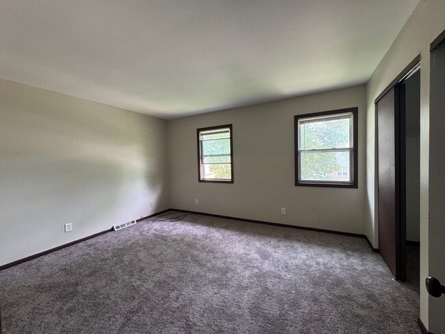 Building Photo - Your new Townhouse Awaits! 3 Bed / 1.5 Bat...
