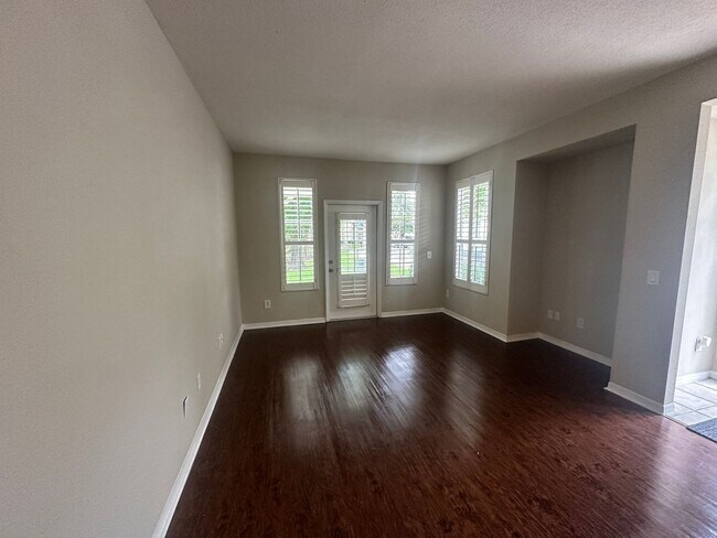 Building Photo - 13700 Richmond Park Dr N