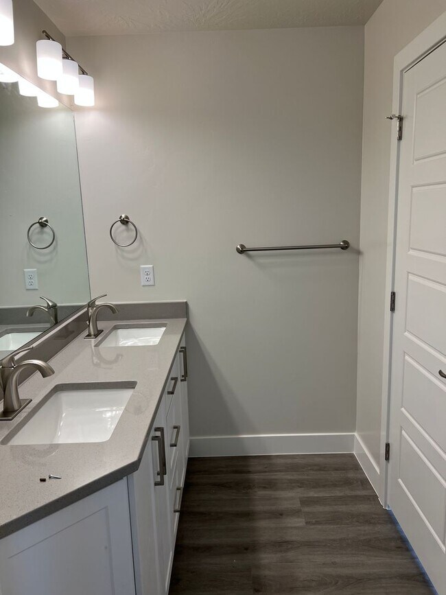 Building Photo - Beautiful newer 3 Bedroom, 2.5 Bathroom townhome, located in Washington!