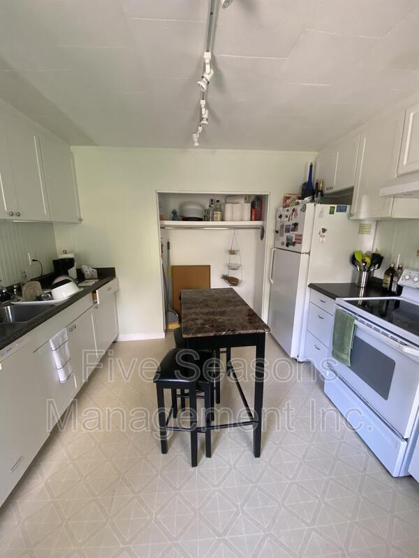 Building Photo - 351 S Winooski Ave