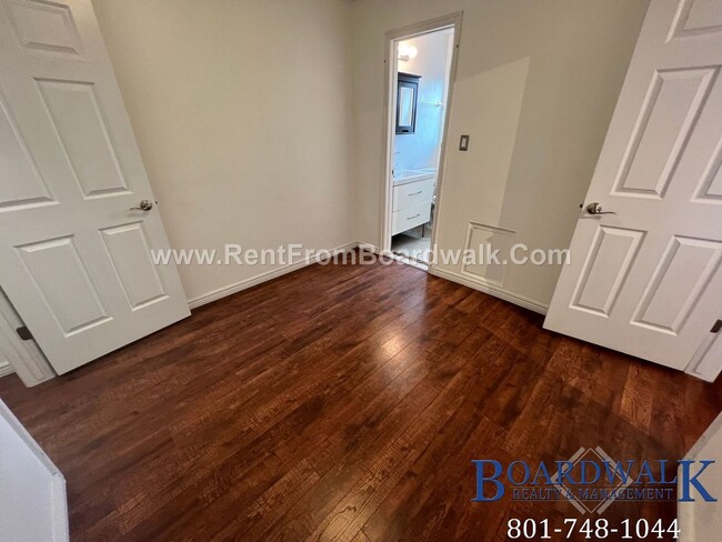 Building Photo - Beautiful Top Floor University Condo with ...