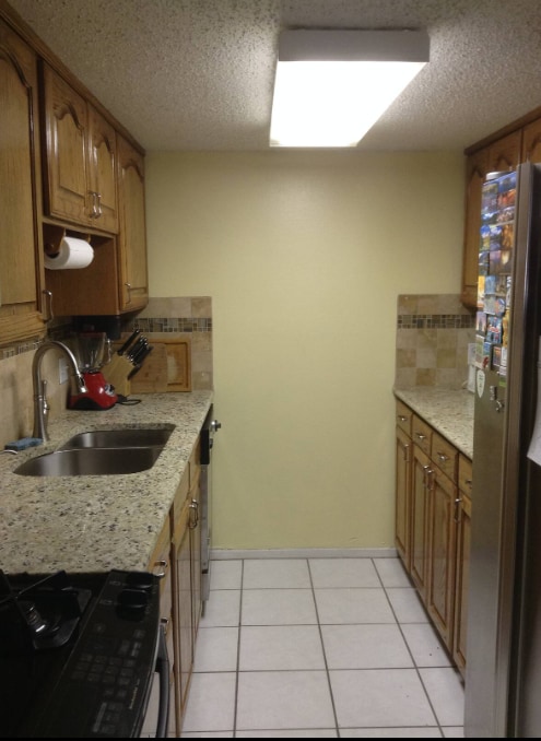 Kitchen with stainless appliances & granite countertops, gas cooking - 6806 Thorncliffe Dr