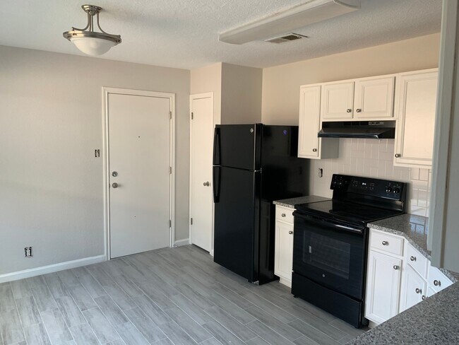 Building Photo - Beautifully remodeled 3/2