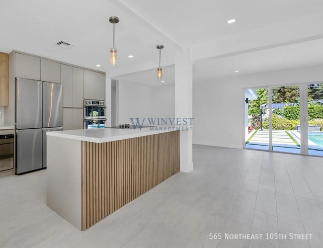 Building Photo - 565 NE 105th St