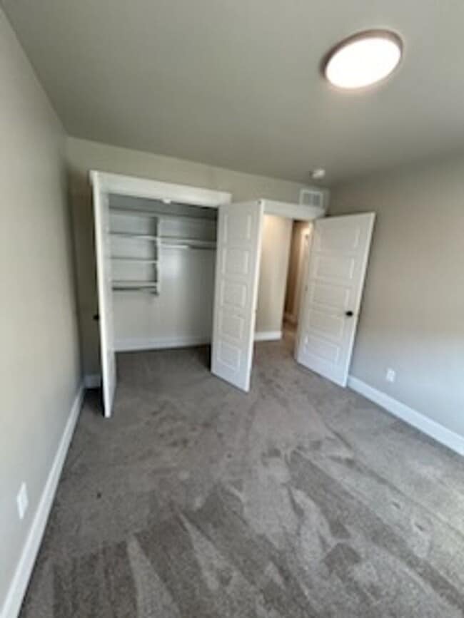 Building Photo - Hummingbird Townhome