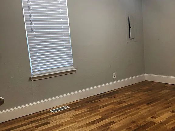 Building Photo - Sleek Highland Park Unit – Great Location,...