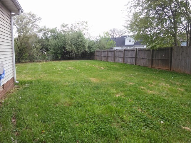 Building Photo - Minutes from Post, shopping, and local parks. 3 bed/2 bth, 1200 sq.ft, fenced backyard!