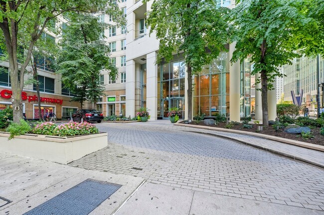 Building Photo - 345 N La Salle Dr