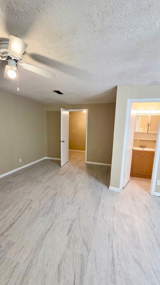 Building Photo - 4447 Melvin Cir W