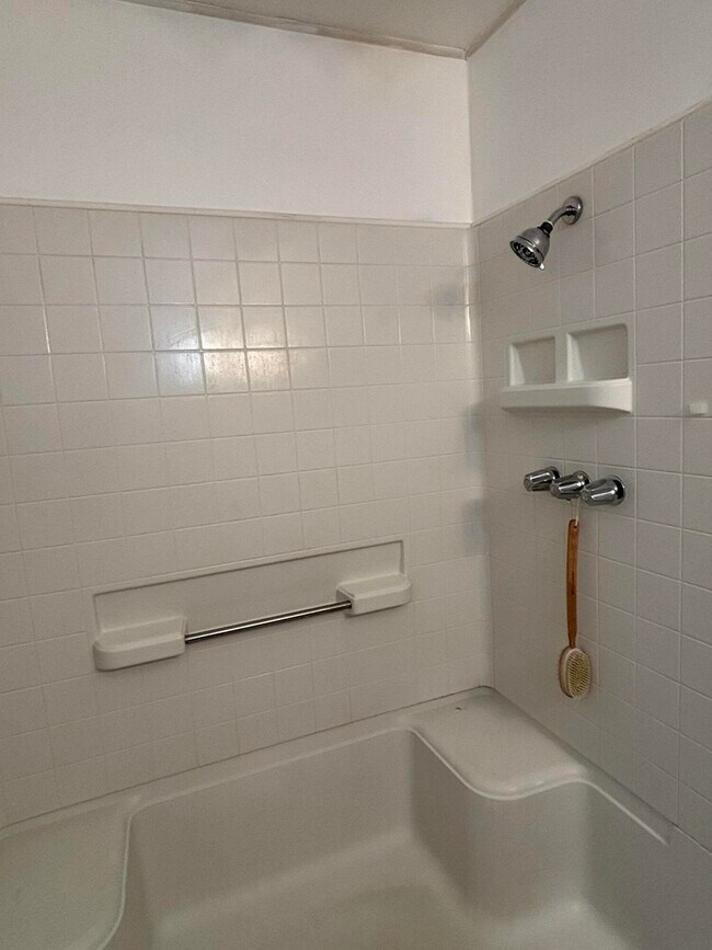 Building Photo - 919 Seminole Ave